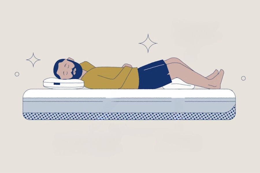 مردی که به پشت روی تخت خوابیده است و زیر زانوهایش بالش گذاشته است