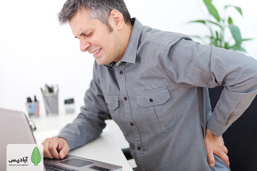 از شایع‌ترین علل ایجاد کمردرد، نشستن، ایستادن یا خوابیدن در وضعیت نامناسب بدنی است